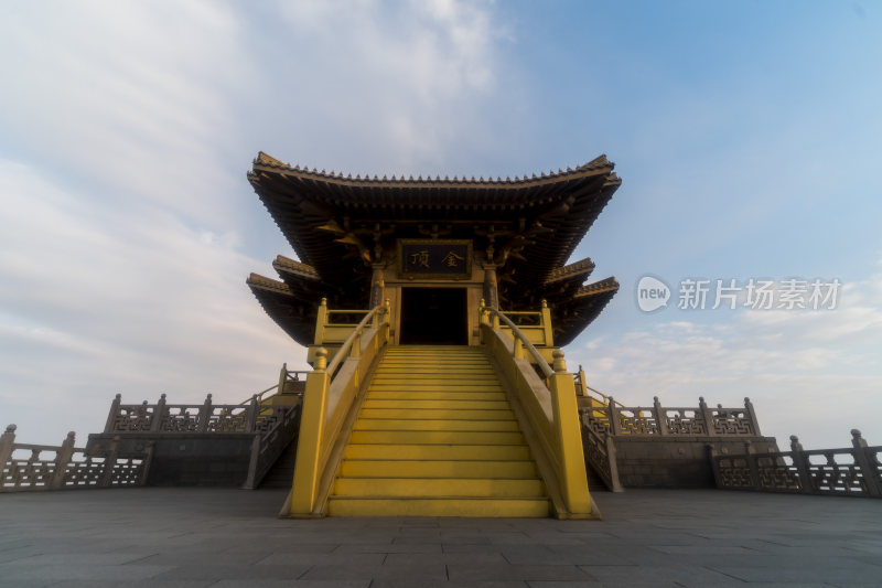 湖北随州大洪山古风建筑黄阶金顶宫殿全景