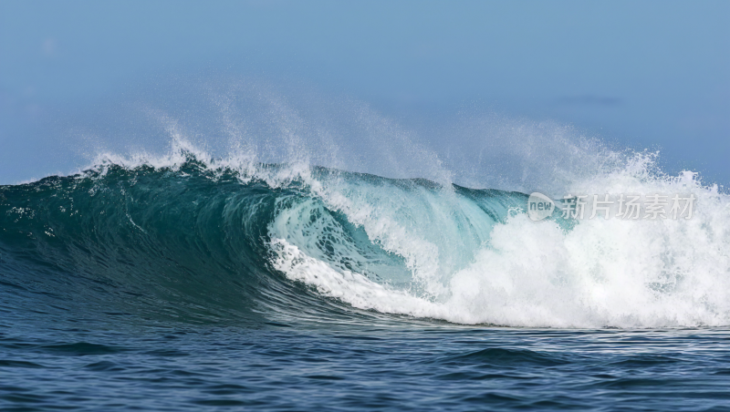 蓝天下海浪拍打海面景象/海景/波涛汹涌
