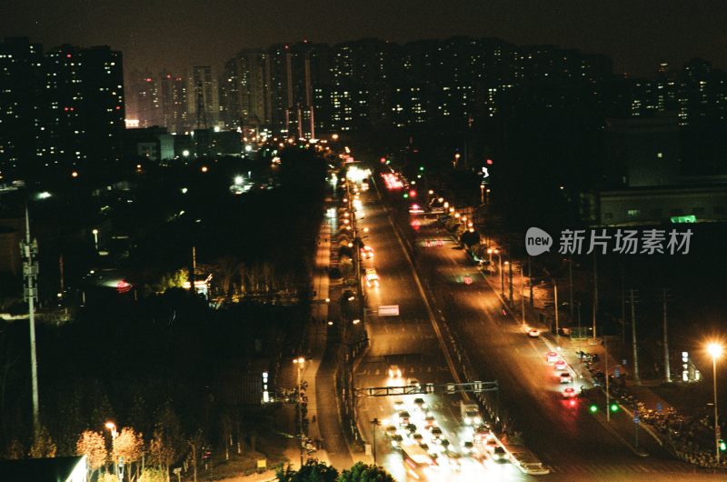 城市夜晚灯火通明的道路车流景象