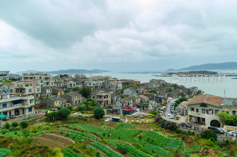 福建省福州平潭岛北港村的传统石厝民居阴天