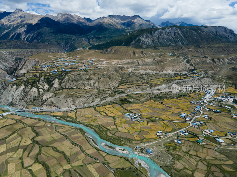 航拍西藏昌都地区然乌湖的丰收季