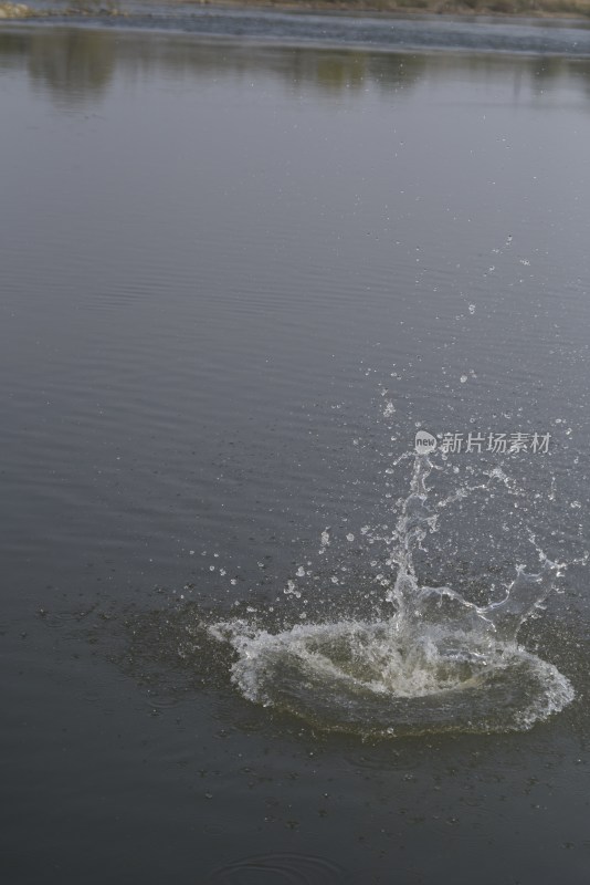 水面水花溅起瞬间
