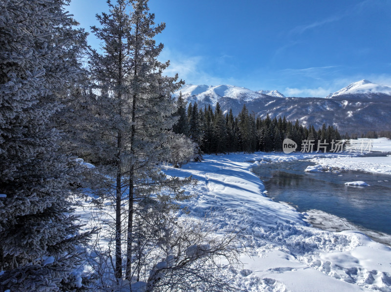 新疆阿勒泰喀纳斯雪景神仙湾晨雾雪山森林