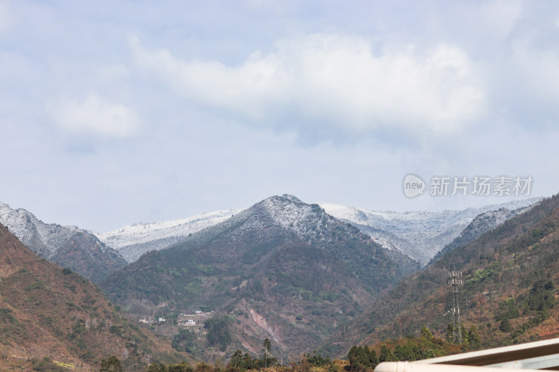 冬季山顶积雪