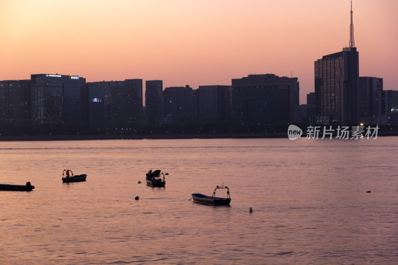 杭州钱塘江畔夜景的延时摄影素材