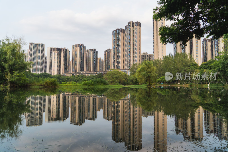 城市建筑水面倒影