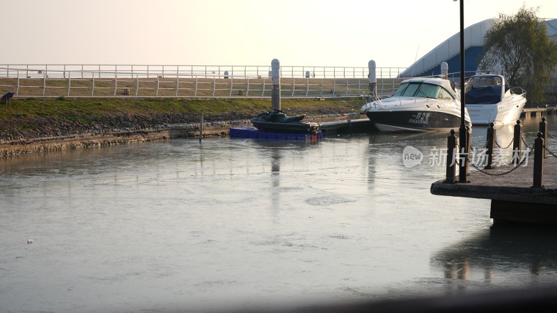 冬天冰雪覆盖的湖面