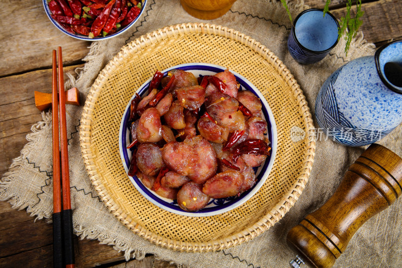 香辣美味的炒腊肠