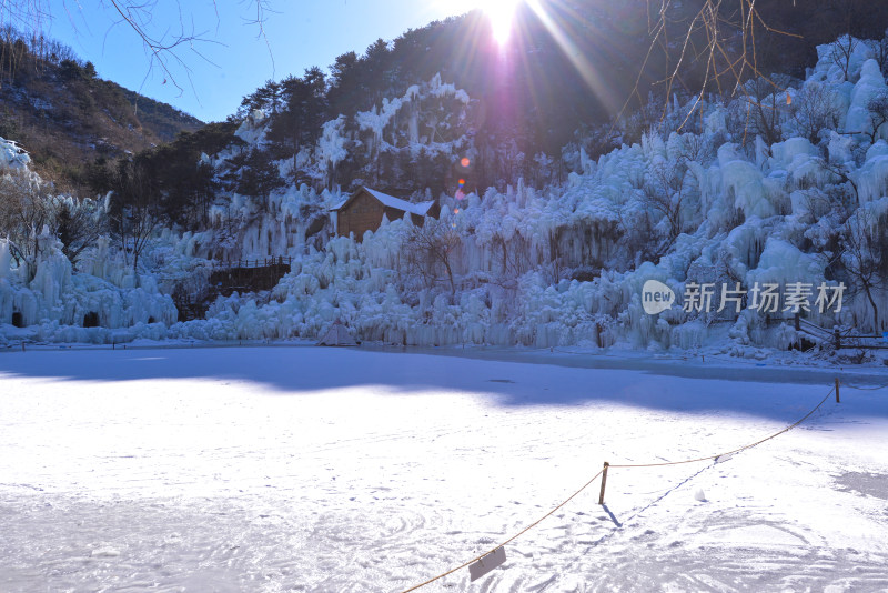 济南九如山冰瀑山间木屋冰雪景观