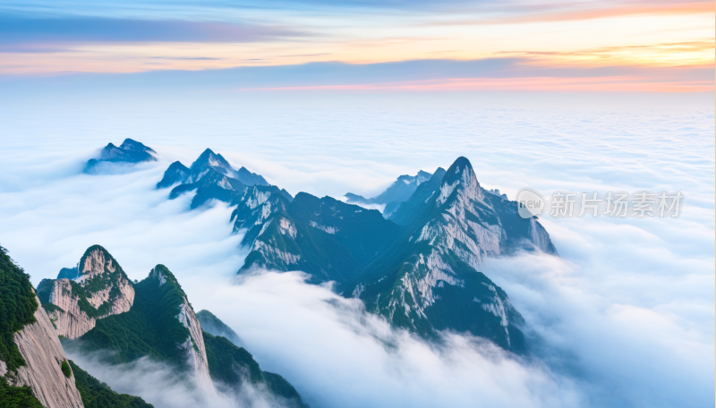 云雾缭绕的壮丽华山山景