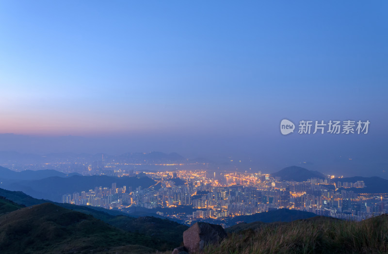 香港大帽山俯瞰海港海湾繁华城市夜景灯光