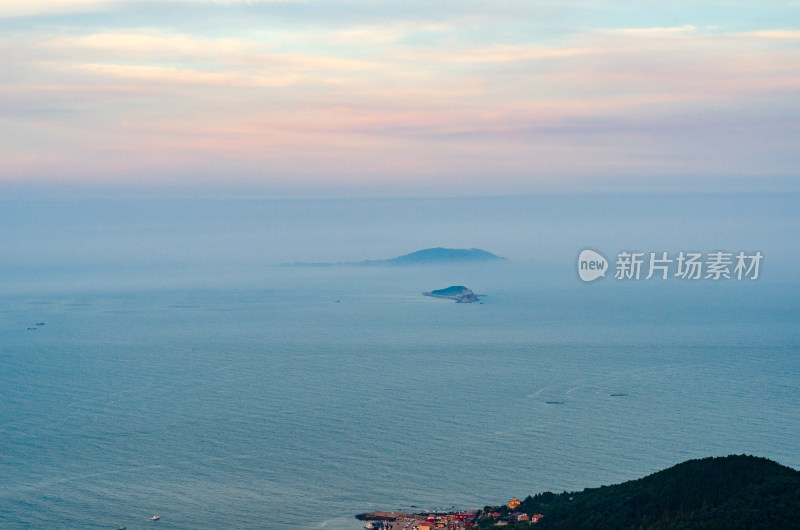 青岛崂山仰口峰顶俯瞰大海晚霞