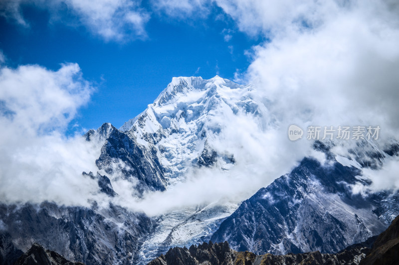 稻城亚丁宏伟雪山风景