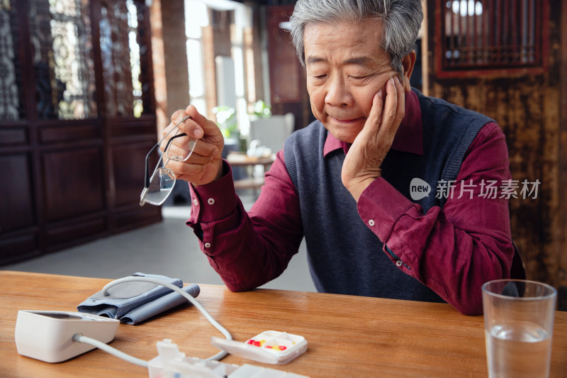 生病的老年人