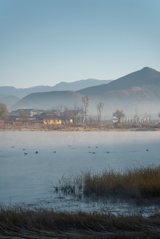 泸沽湖冬天唯美晨雾冬景