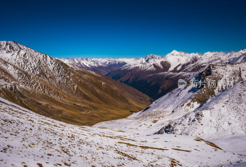 新疆天山山脉雪山山峰山脉