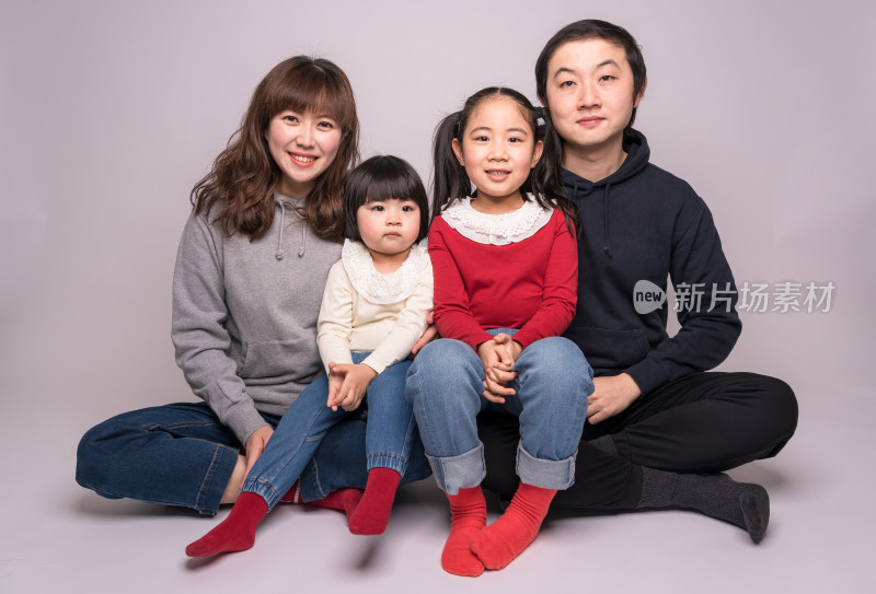 年轻的中国父母和两个女儿