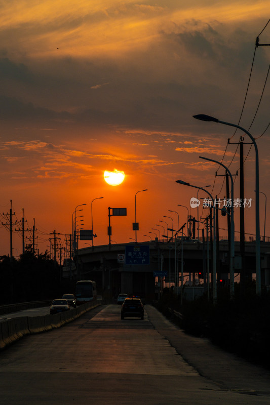 夕阳下的城市道路