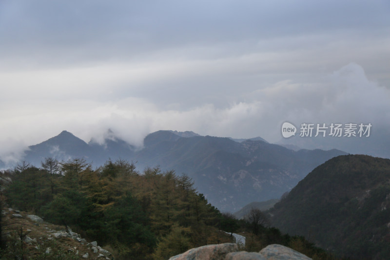 凌晨日出前云雾缭绕的泰山山峰