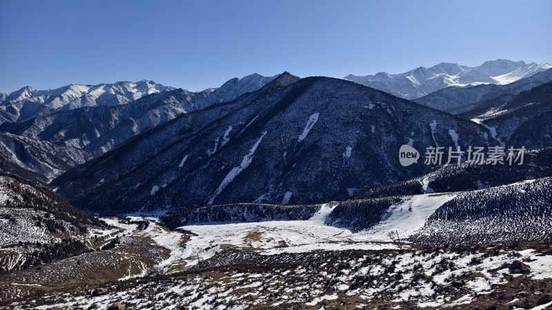 雪山山脉壮丽景色的全景拍摄