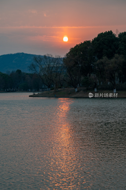 夕阳下河畔石桥与建筑景观