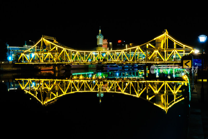 天津市津湾广场海河边解放桥夜景