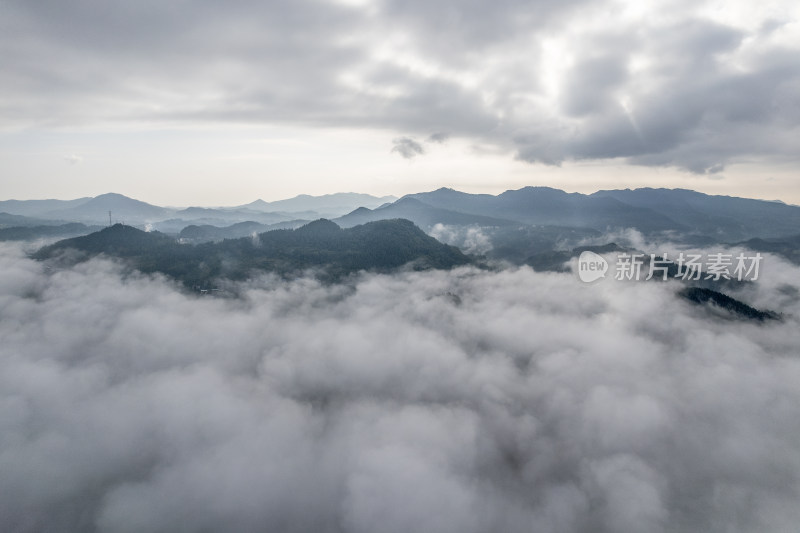 航拍云海山峦