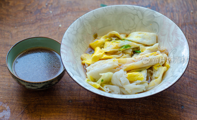 一份美味的广东特色小吃肠粉配酱料