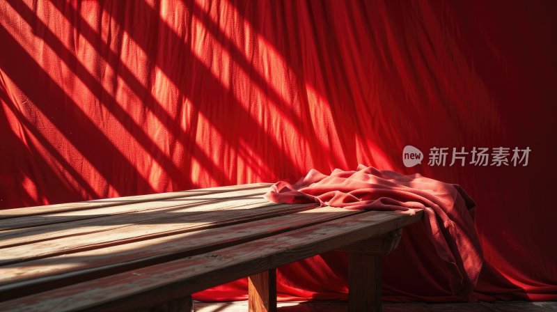 空房间里放着木头桌子和红色桌布