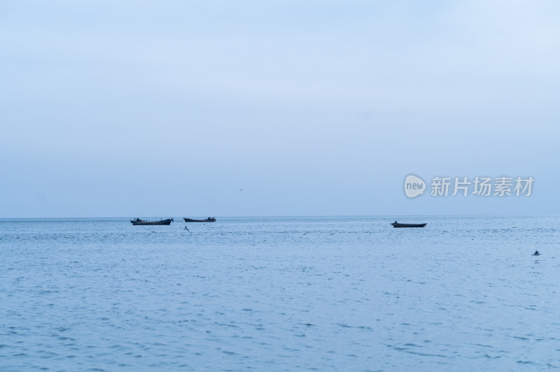 海上渔船远景