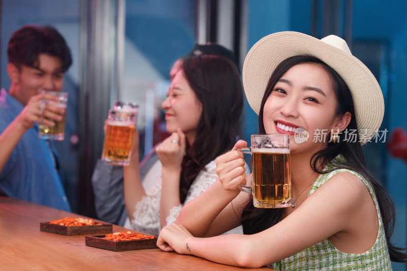 青年女人和朋友在酒吧喝酒
