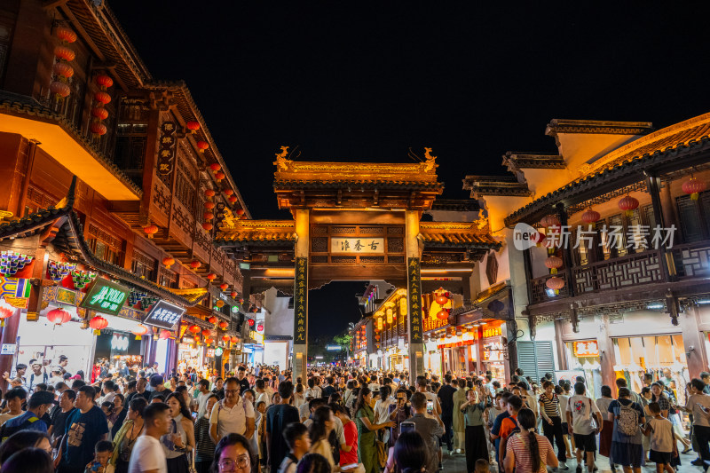 南京夫子庙步行街夜景人潮涌动