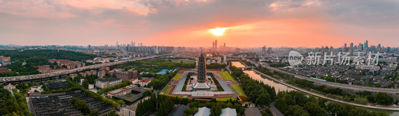 南京秦淮河与大报恩寺日落