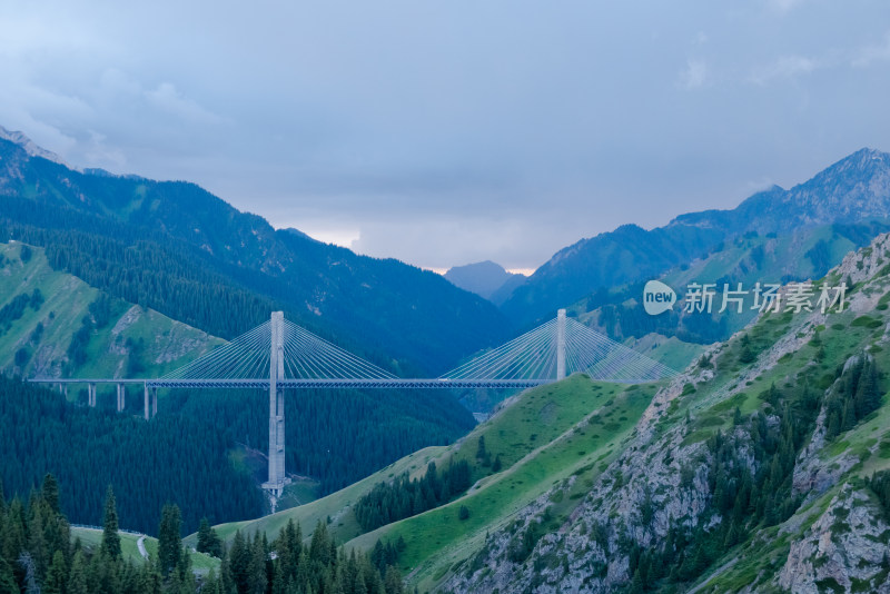 新疆果子沟大桥傍晚时分风景