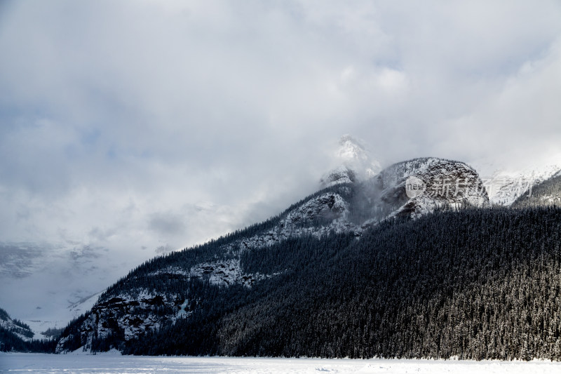 冰雪覆盖的落基山