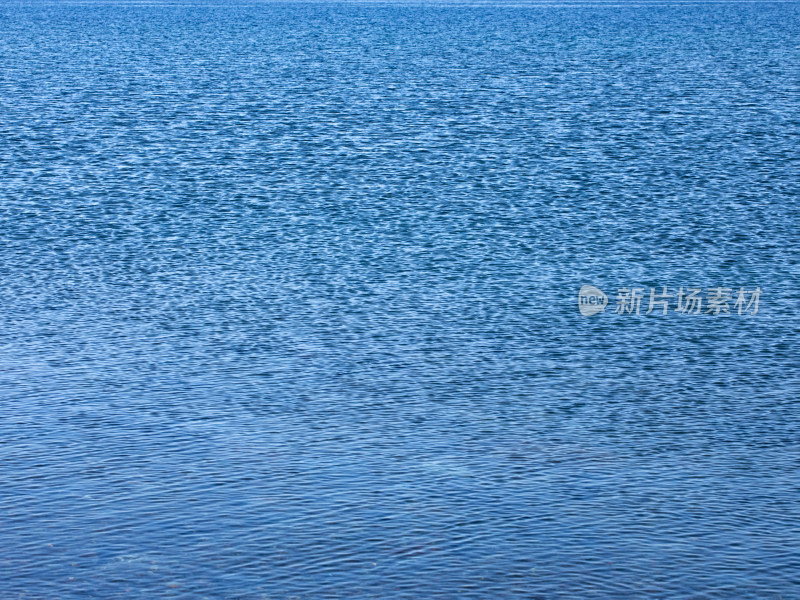 新疆赛里木湖蓝色的湖面自然风景