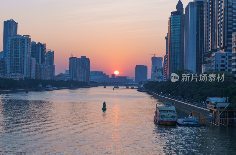 广州珠江岸城市高楼建筑与黄昏夕阳落日