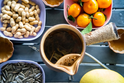 在桌子上的围炉煮茶容器里的食物