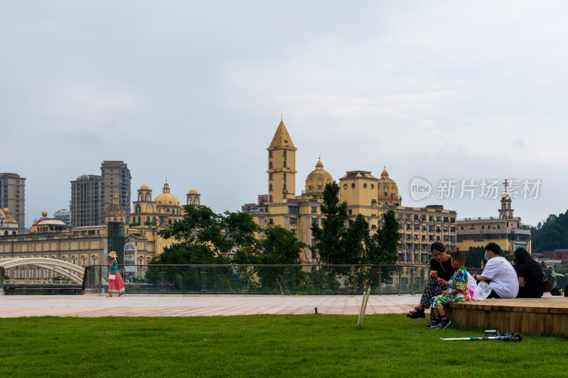 福州青年广场上人们活动的场景