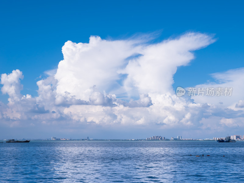 晴朗的午后，广西北海外沙岛海上观光平台