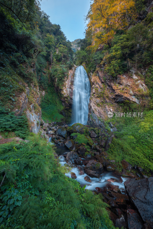 山林间壮观瀑布，自然风景美如画