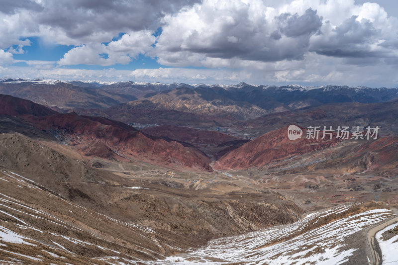 西藏昌都丁青县壮丽景色雪山下的彩色山谷