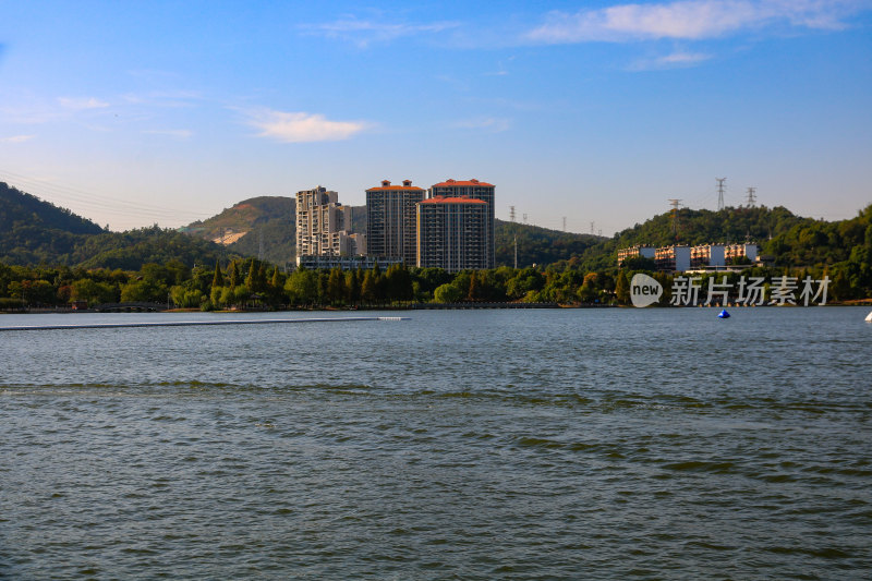 黄石磁湖景区城市风光，眺望城市天际线