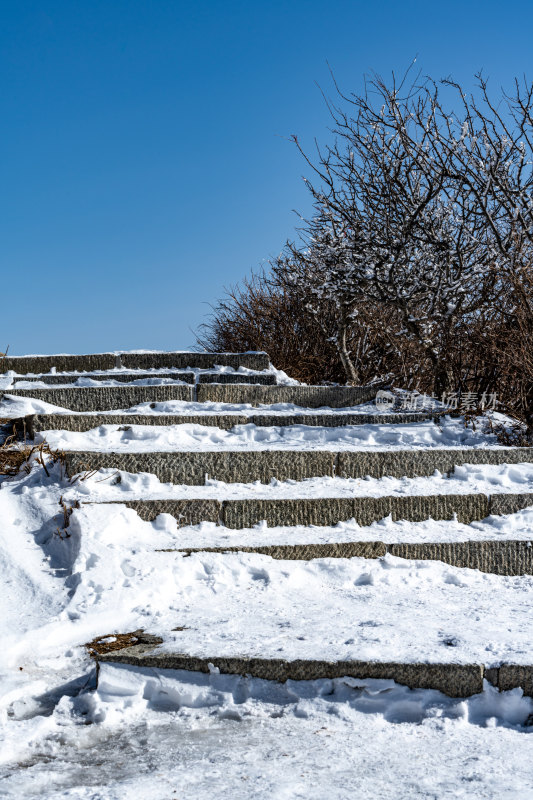 春雪后的泰安泰山风景区自然风光景点景观