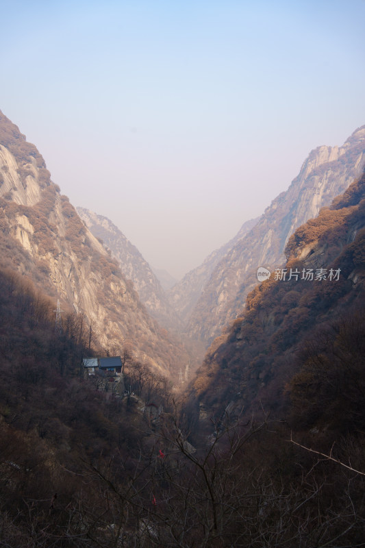 华山的陡峭山峰