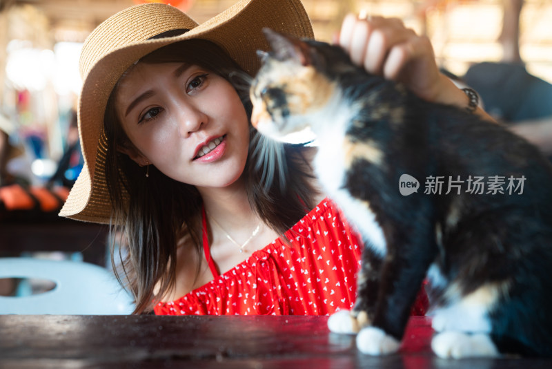 快乐的年轻女子和猫