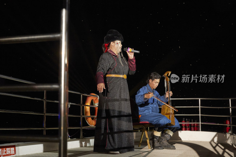 蒙古族婚礼上拉马头琴与演唱呼麦的演员