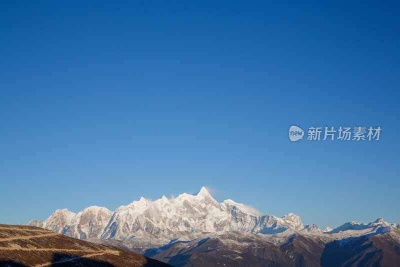 西藏林芝冬季南迦巴瓦峰蓝天白云下的雪山