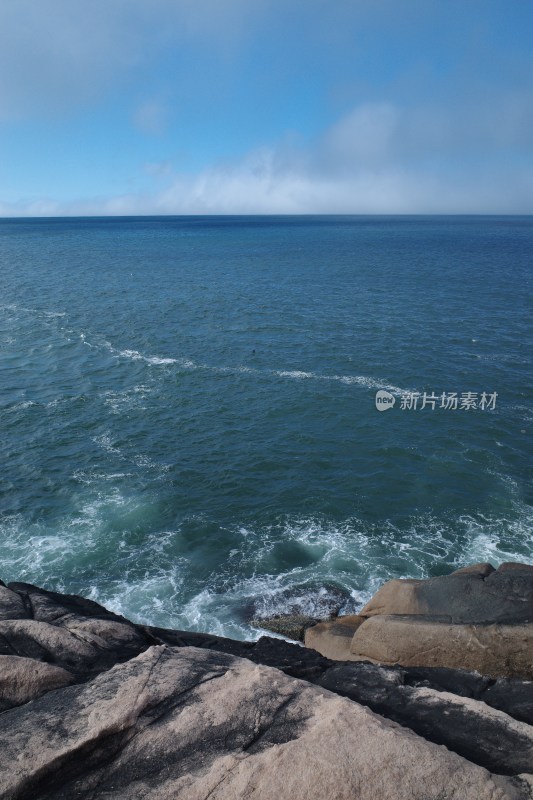 海边岩石上眺望远处大海云雾景观