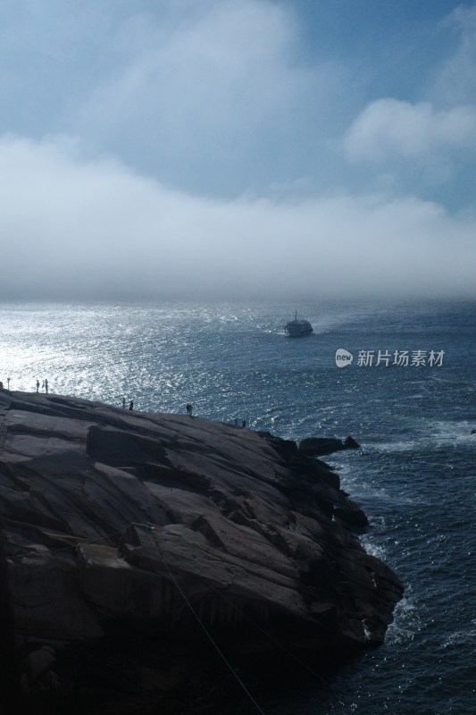 海边岩石上眺望远处大海云雾景观